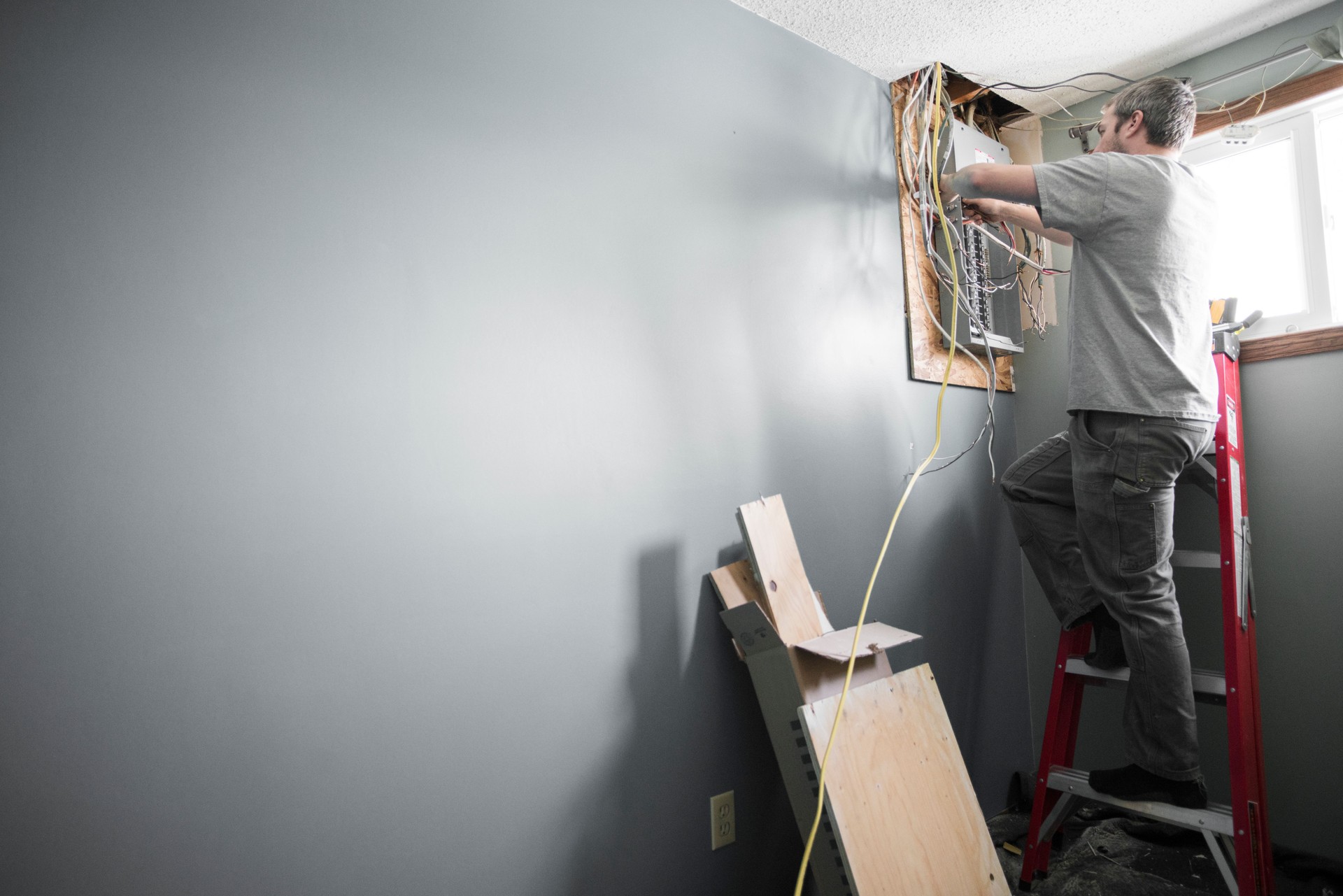 Electrician Upgrading a Homes Distribution Board